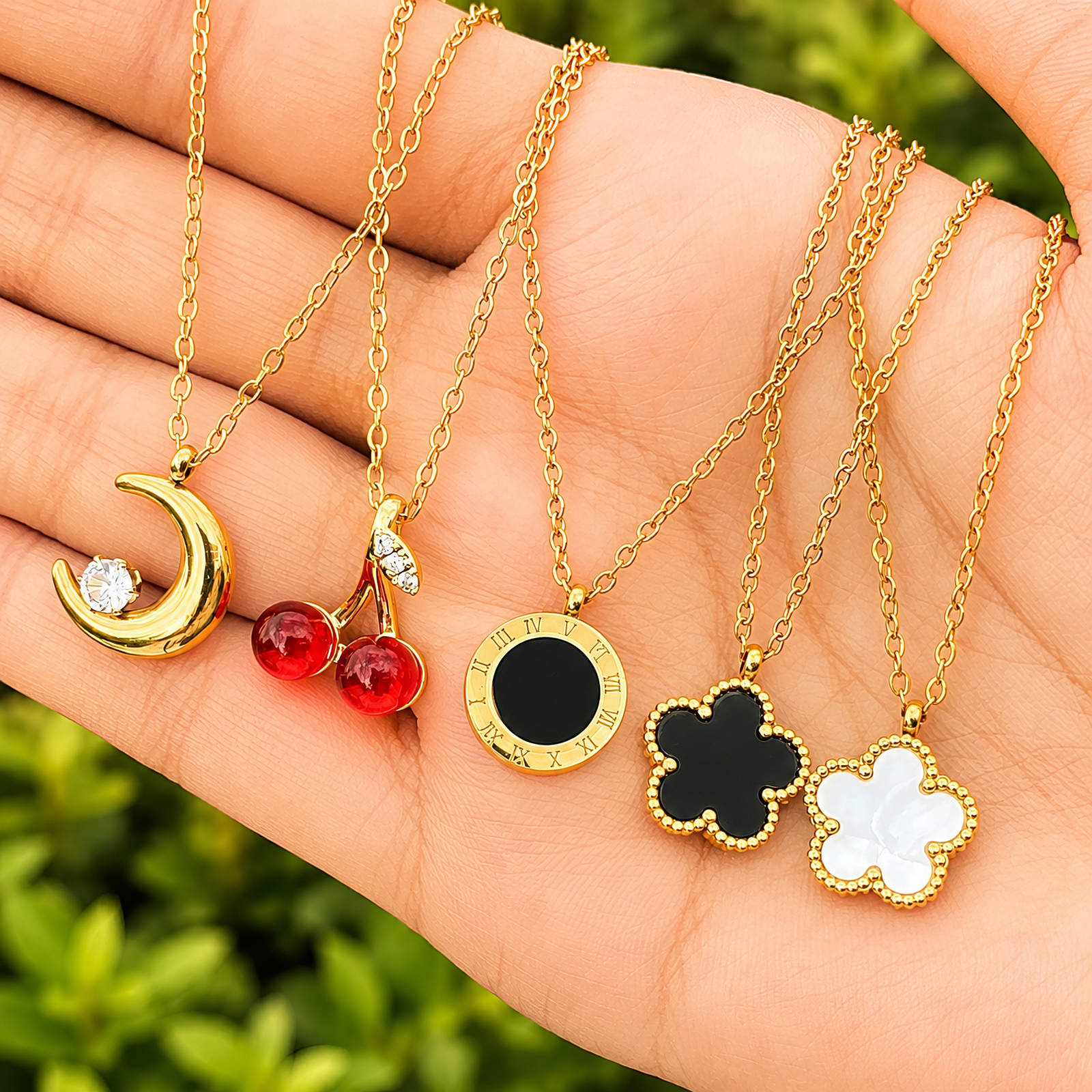 "Crescent" PVD Gold-Plated Steel Necklace - Intensity